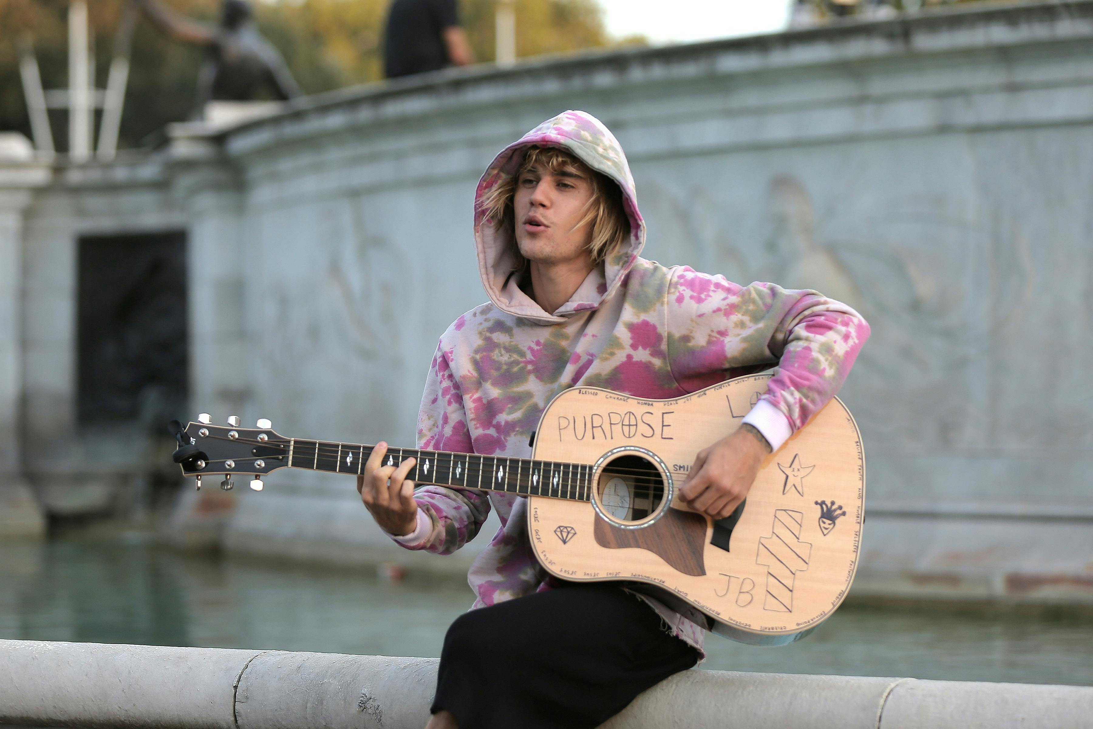 Justin Bieber Nude Guitar